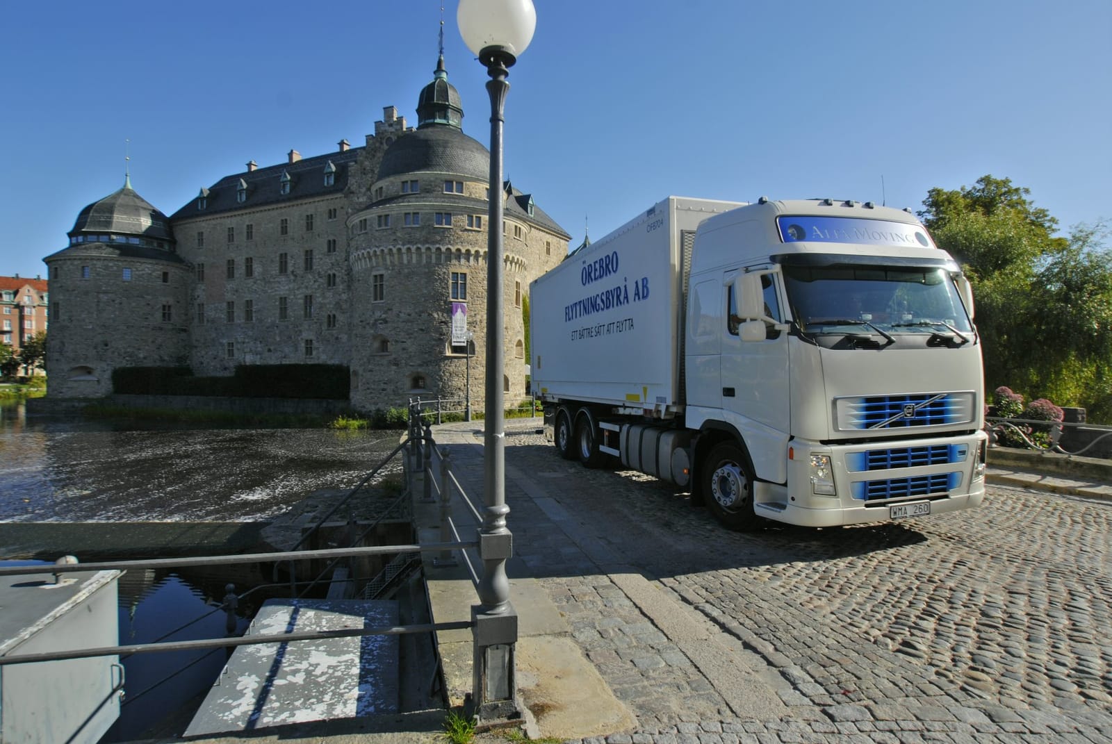 Örebro Flyttningsbyrås flyttbil vid Örebro slott