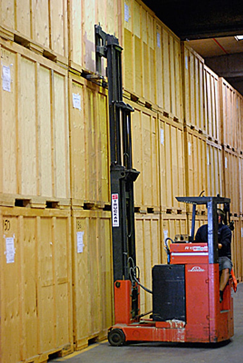 Magasin med staplade träcontainers
